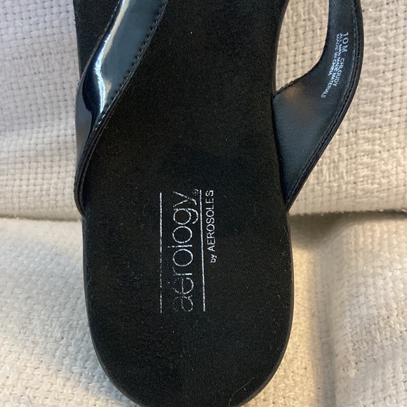 Black/white flip flops with a flower - Picture 4 of 4